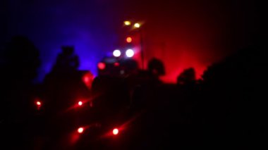 Boş sokak şehir, alevler zemin ve patlama ile duman mesafe kadar yanmış. Kıyamet kenti Afet film poster kavram olarak şehir merkezinde. Gece çekimi.