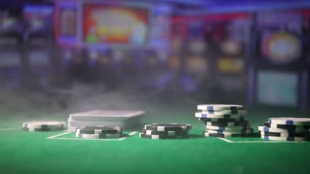 绿色毛毡赌场桌上的卡片和筹码 带有复制空间的抽象背景 赌场和纸牌游戏的主题 绿色的赌场元素 选择性对焦 — 图库视频影像