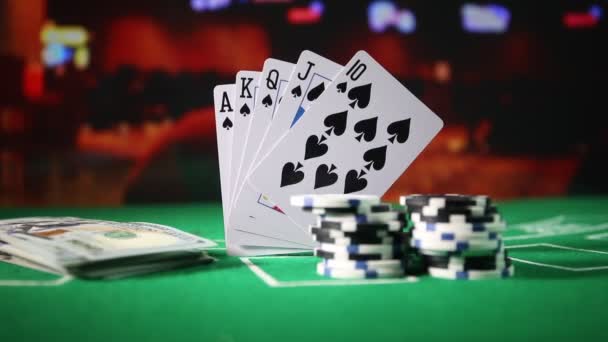 Kartları Yeşil Keçe Casino Masa Yongaları Arka Plan Kopya Alanı — Stok video