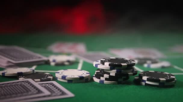 Cartões Fichas Mesa Casino Feltro Verde Fundo Abstrato Com Espaço — Vídeo de Stock