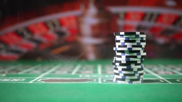 Chips Auf Grünem Filzcasino Tisch Abstrakter Hintergrund Mit Kopierraum Glücksspiel — Stockvideo