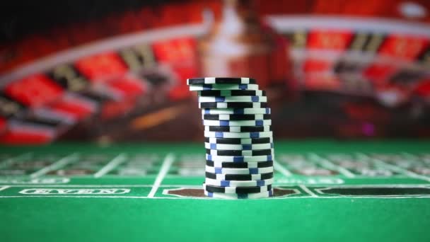 グリーンフェルトカジノテーブル上のチップ コピースペースを含む抽象的な背景 ギャンブル ポーカー カジノ カードゲームのテーマ グリーン上のカジノ要素 選択的フォーカス — ストック動画