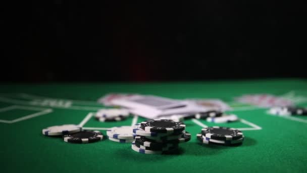 カードとグリーン上のチップ カジノ テーブルを感じた 抽象的な背景コピー スペース ポーカー カジノ カード ゲームのテーマ グリーン上のカジノの要素 — ストック動画