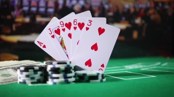 Karten Und Chips Auf Grünem Filzcasino Tisch Abstrakter Hintergrund Mit — Stockvideo