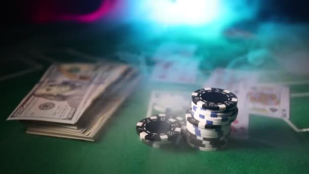 Κάρτες Και Μάρκες Πράσινο Αισθητές Καζίνο Στο Τραπέζι Αφηρημένα Φόντο — Αρχείο Βίντεο