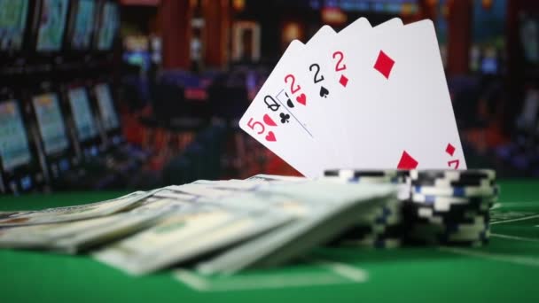 Karty a čipy na zelené cítil kasino tabulky. Abstraktní pozadí s kopie prostoru. Téma hry, hazardní hry, poker, casino a karty. Casino prvky na zelenou. Selektivní fokus