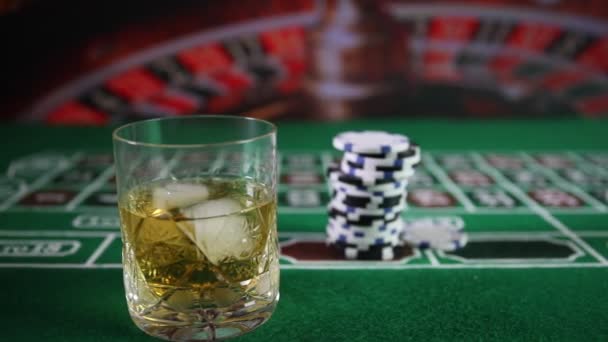 Chips Groene Vilt Casino Tafel Abstracte Achtergrond Met Kopieerruimte Gokken — Stockvideo