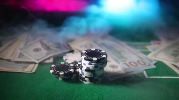 Cartões Fichas Mesa Casino Feltro Verde Fundo Abstrato Com Espaço — Vídeo de Stock