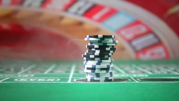 グリーンフェルトカジノテーブル上のチップ コピースペースを含む抽象的な背景 ギャンブル ポーカー カジノ カードゲームのテーマ グリーン上のカジノ要素 選択的フォーカス — ストック動画