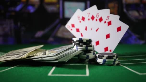 Κάρτες Και Μάρκες Πράσινο Αισθητές Καζίνο Στο Τραπέζι Αφηρημένα Φόντο — Αρχείο Βίντεο