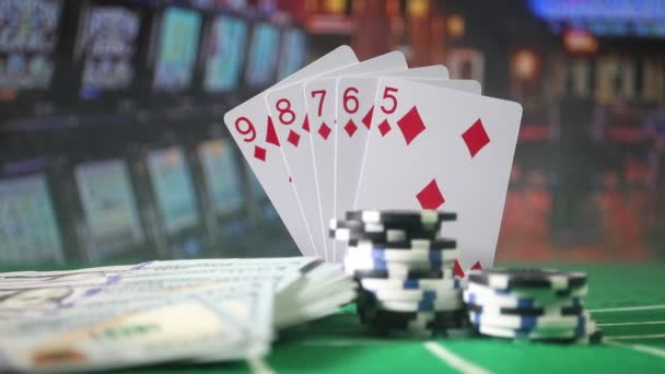 Kartları Yeşil Keçe Casino Masa Yongaları Arka Plan Kopya Alanı — Stok video