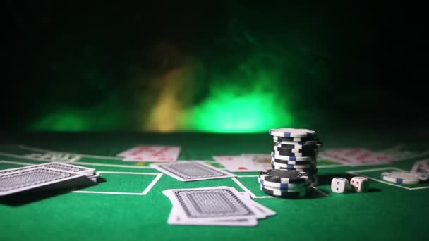 Cartões Fichas Mesa Casino Feltro Verde Fundo Abstrato Com Espaço — Vídeo de Stock