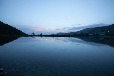 Güzel bulutlar dağlar yakınındaki göl üzerinde uçan. Saat akşam bulutların vurdu. Azerbaycan. Büyük Caucasus. Kimse