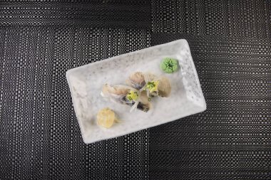 Japon gıda içinde plakalı görünümünü kapatın. Japonya masasına Doğu dekorasyonu ile geleneksel yemek. Seçici odak