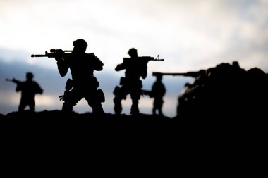 Savaş kavramı. Askeri savaş sis gökyüzü arka plan, Dünya Savaşı askerler siluetleri aşağıda bulutlu manzarası gün batımında dövüş sahnesinde siluetleri. Saldırı sahne. Zırhlı araçlar. tank içinde hareket