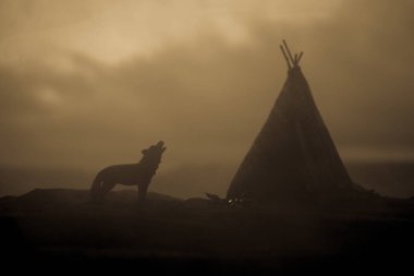 Yaratıcı kavramı dekorasyon. Eski bir Kızılderili teepee akşam çölde. Kızılderili çadırı ev Hint tarzı.