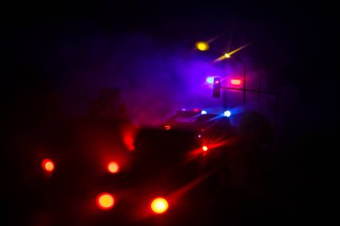 polis arabası kaza sırasında gece yolda aydınlatma. Sanat masa dekorasyonu. Seçici odak