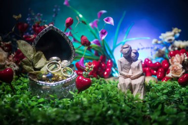 Benimle evlenir misin? Sevgililer günü sanat dekorasyon. Güzel gelin kalp koyu tonlu arka plan ile. Sevgililer günü tebrik kartı dekor. Seçici odak