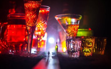 Soyut alkolizm kavramı. Sisli bir gecede dev gözlüklü yolun ortasında duran bir adam silüeti alkollü içecek ile dolu. Yaratıcı sanat çalışmaları dekorasyon