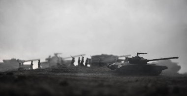 Savaş kavramı. Askeri savaş sis gökyüzü arka plan, Dünya Savaşı askerler siluetleri aşağıda bulutlu manzarası gün batımında dövüş sahnesinde siluetleri. Saldırı sahne. Zırhlı araçlar. tank içinde hareket