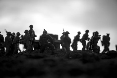 Savaş sahnesi. Askeri savaş sis gökyüzü arka plan üzerinde mücadele sahne siluetleri. Dünya Savaşı askerler siluetleri aşağıda bulutlu manzarası, gün batımı. Resim dekorasyon. Seçici odak