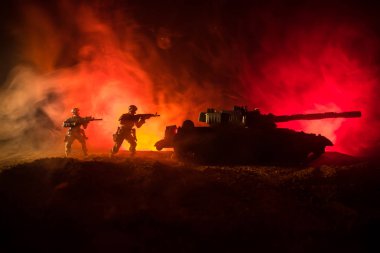 Savaş kavramı. Askeri siluetleri sahne savaş sis gökyüzü arka plan, bulutlu manzarası, gece aşağıda zırhlı araç silüeti üzerinde mücadele. Saldırı sahne. Savaş tankları. Resim dekorasyon