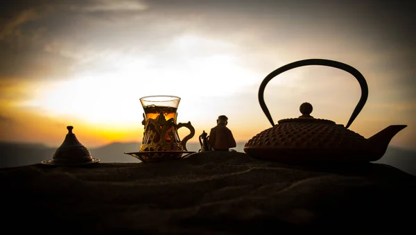 阿拉伯茶在传统的玻璃和锅在沙漠在日落 东方茶的概念 用茶叶装饰沙滩上的艺术品 选择性对焦 — 图库照片