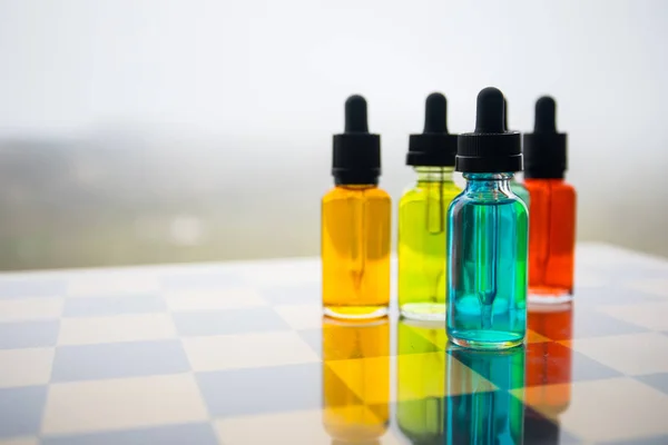 Concepto Vape Hermosas Botellas Vidrio Líquido Vapor Colorido Aire Libre — Foto de Stock