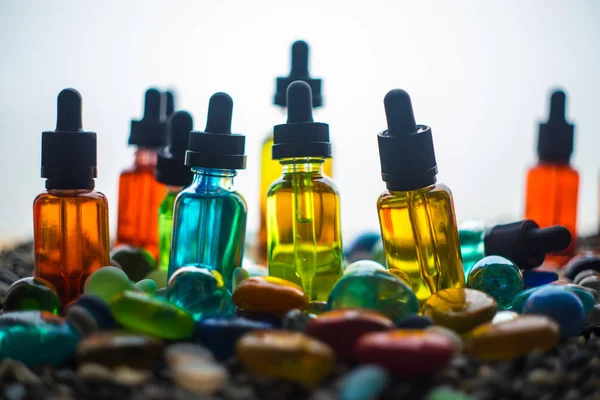 Concepto Vape Hermosas Botellas Vidrio Líquido Vapor Colorido Aire Libre — Foto de Stock