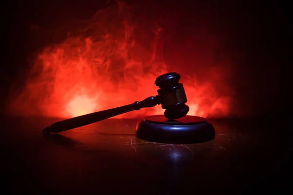 法律テーマは 正義の女神像の木製の机の上の裁判官のマレット 暗い霧の背景光と法律小槌 選択と集中 — ストック写真