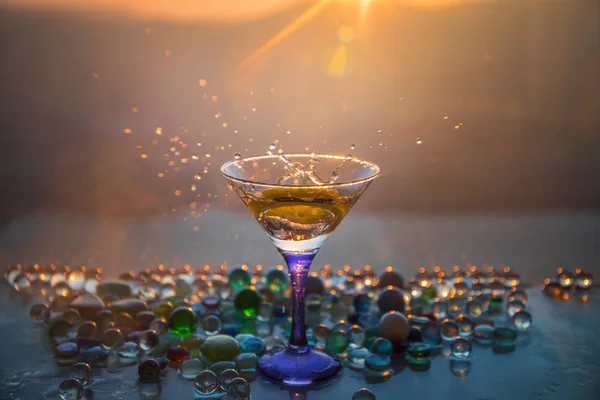 Martini Cocktailglas Stänk Dimmigt Sunset Bakgrund Eller Färggrann Cocktail Glas — Stockfoto