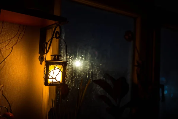 Escena Nocturna Luna Vista Través Ventana Desde Cuarto Oscuro Cielo —  Fotos de Stock