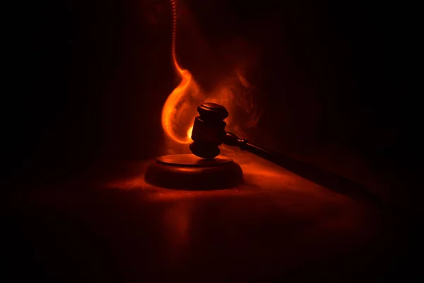 Δίκαιο Θέμα Σφύρα Του Δικαστή Στο Ξύλινο Γραφείο Γιουστίτια Άγαλμα — Φωτογραφία Αρχείου