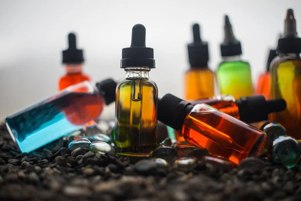 Concepto Vape Hermosas Botellas Vidrio Líquido Vapor Colorido Aire Libre — Foto de Stock