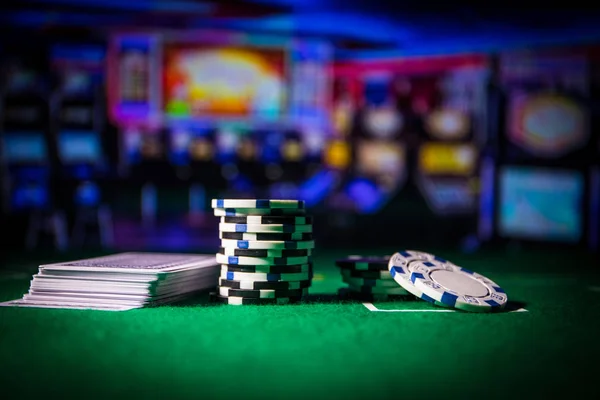 绿色毛毡赌场桌上的卡片和筹码 带有复制空间的抽象背景 赌场和纸牌游戏的主题 绿色的赌场元素 选择性对焦 — 图库照片