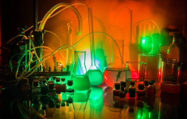 Eczane Kimya Teması Araştırma Laboratuarında Çözeltisi Olan Cam Deney Şişesi — Stok fotoğraf