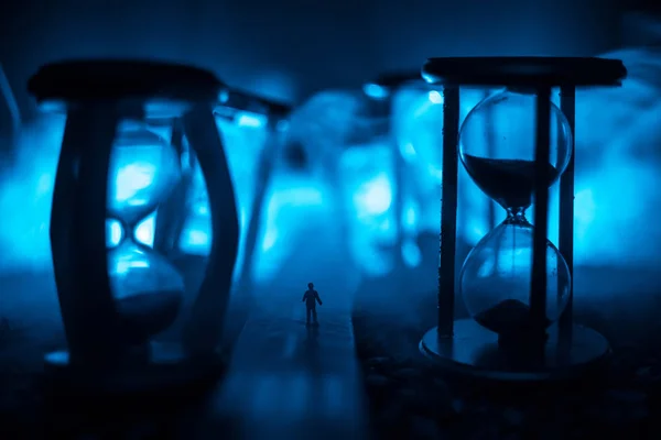 Zaman Kavramı Kum Saatleri Arasında Duran Dumanlı Karanlık Arka Planda — Stok fotoğraf