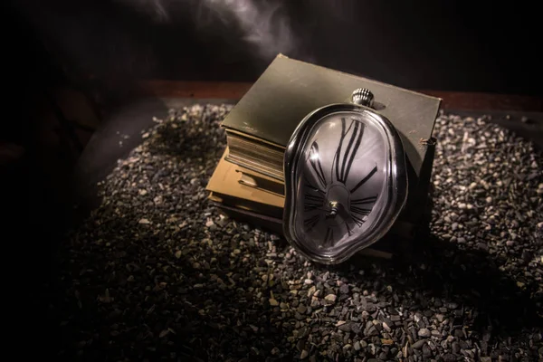 Concepto Tiempo Reloj Fusión Suave Distorsionado Los Libros Antiguos Con —  Fotos de Stock