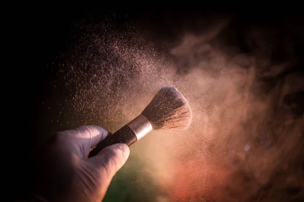 Cepillo Maquillaje Mano Con Polvo Cosmético Sobre Fondo Oscuro Con — Foto de Stock