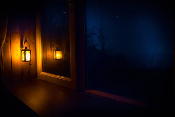 Nachtszene Von Sternen Durch Das Fenster Aus Dem Dunklen Raum — Stockfoto