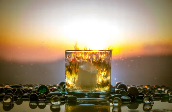 Ett Glas Whiskey Med Och Guld Solljus Utomhus Skott Whisky — Stockfoto