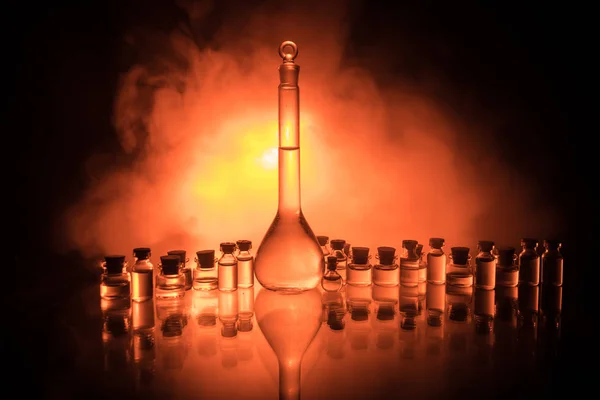 薬と化学のテーマ 研究室でのソリューションでガラスフラスコをテストします 科学と医学の背景 暗調を背景にした実験室試験管 科学研究機器コンセプト — ストック写真