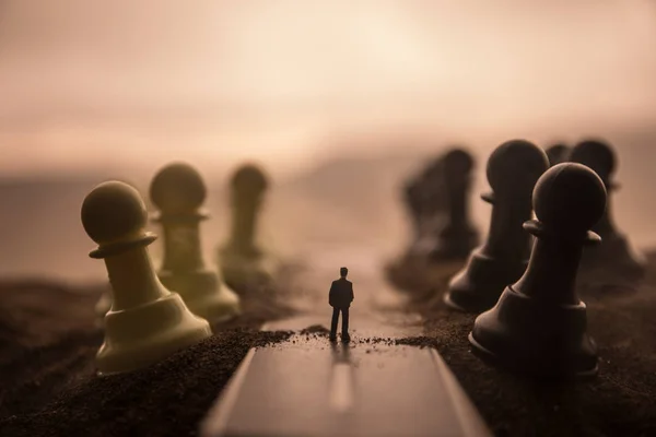 Шахматная Концепция Бизнес Стратегические Идеи Силуэт Человека Стоящего Посреди Дороги — стоковое фото