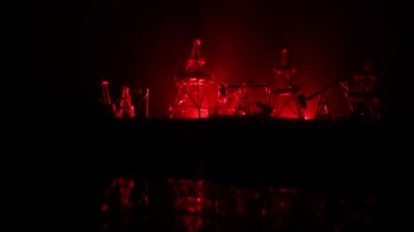 Sanat dekorasyonu. Petrol savaş konsepti. Petrol sahasında pompa ve kuleleri olan askeri siluetler. Misty renkli gökyüzü arka plan. Zırhlı araçlar dövüş sahnesi. 