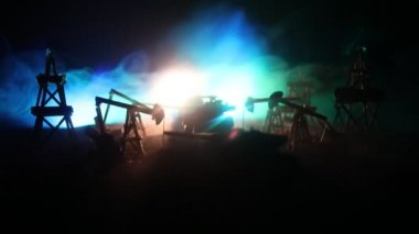 Sanat dekorasyonu. Petrol savaş konsepti. Petrol sahasında pompa ve kuleleri olan askeri siluetler. Misty renkli gökyüzü arka plan. Zırhlı araçlar dövüş sahnesi. 