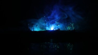 Sanat dekorasyonu. Petrol savaş konsepti. Petrol sahasında pompa ve kuleleri olan askeri siluetler. Misty renkli gökyüzü arka plan. Zırhlı araçlar dövüş sahnesi. 