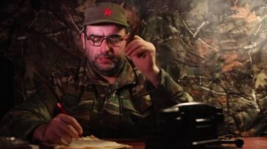 Masada oturan kötü diktatör. Kızgın komünist genel oturma Merkez veya karanlık odada Küba Komutan. Studio dekorasyon