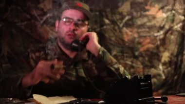 Masada oturan kötü diktatör. Kızgın komünist genel oturma Merkez veya karanlık odada Küba Komutan. Studio dekorasyon