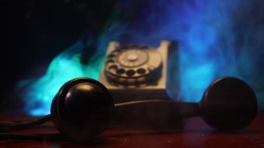 Koyu arka planda masada Retro telefon