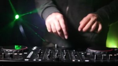 DJ iplik, karıştırma ve bir gece kulübünde tırmalamak, dj elinde çeşitli parça denetimlere dj's güverte, strobe ışıklar ve sis oynamak veya parti gece kulübünde parça Dj karışımları. Seçici odak